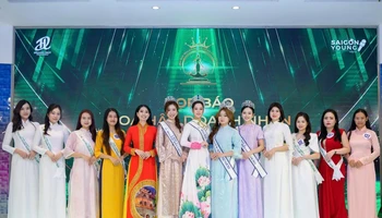 Các thí sinh cuộc thi Hoa hậu Doanh nhân Hoàn vũ Việt Nam 2025 cùng những người đẹp đoạt giải Hoa hậu Biển Việt Nam 2024 và Ban Tổ chức trong trang phục áo dài truyền thống.