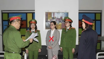 Cơ quan Cảnh sát điều tra Công an tỉnh Hà Nam thi hành Lệnh bắt bị can, Lệnh khám xét chỗ ở, nơi làm việc đối với Nguyễn Thu Nhiễu (Dấu X) về tội “Nhận hối lộ”. (Ảnh: Công an Hà Nam cung cấp)
