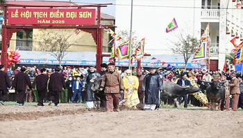 Một bô lão thực hiện nghi lễ nhập linh khí quân vương bước xuống đi những sá cày đầu tiên mở hội Tịch điền.