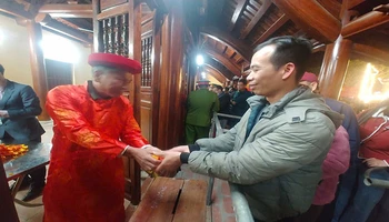 Du khách và nhân dân vui mừng được nhận lương tại các điểm phát lương tại đền Trần Thương.