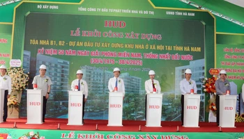 Các đại biểu bấm nút khởi công xây dựng Tòa nhà B1, B2 - Dự án đầu tư xây dựng khu nhà ở xã hội tại phường Đồng Văn, thị xã Duy Tiên, tỉnh Hà Nam.