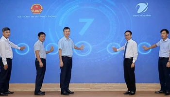 Đại diện lãnh đạo các cơ quan nhấn nút ra mắt ứng dụng Công dân số Hòa Bình.