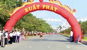 Các vận động viên tranh tài về đích.