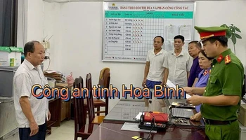 Nguyễn Văn Lâm, Giám đốc chi nhánh Văn phòng đăng ký đất đai huyện Lạc Sơn (trái). (Ảnh: Công an cung cấp).