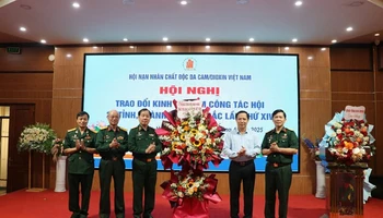 Lãnh đạo Hội nạn nhân chất độc da cam/dioxin tặng hoa lãnh đạo tỉnh Hòa Bình tại Hội nghị.