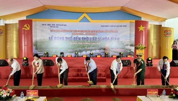 Phó Thủ tướng Nguyễn Chí Dũng (giữa) cùng Lãnh đạo tỉnh Hòa Bình động thổ Đền thờ liệt sĩ tỉnh Hòa Bình.
