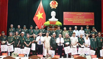 Lãnh đạo tỉnh Hòa Bình tặng quà đại biểu.