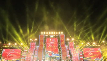 Chương trình nghệ thuật "Đất nước trọn niềm vui" với nhiều tiết mục phong phú, hấp dẫn.