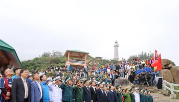 Các đại biểu thực hiện nghi thức lễ chào cờ đầu năm tại danh thắng quốc gia Bãi Môn-Mũi Điện, thị xã Đông Hòa, Phú Yên.