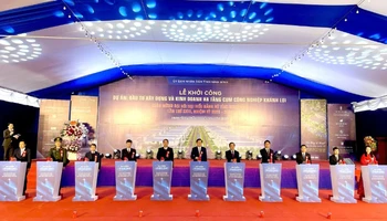 Các đại biểu bấm nút khởi công Dự án đầu tư xây dựng và kinh doanh hạ tầng Cụm công nghiệp Khánh Lợi, huyện Yên Khánh, tỉnh Ninh Bình.