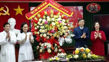 Đồng chí Đoàn Minh Huấn, Ủy viên Trung ương Đảng, Bí thư Tỉnh ủy Ninh Bình thăm và chúc mừng ngành Y tế Ninh Bình nhân dịp kỷ niệm 70 năm ngày Thầy thuốc Việt Nam 27/2. (Ảnh: ĐỨC LAM)