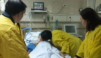 Phút tiễn biệt người thân trước khi ca phẫu thuật ghép tạng diễn ra. (Ảnh: C.Phương)