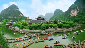 Lễ hội Tràng An được tổ chức hằng năm với nhiều sự kiện thu hút nhiều du khách trong và ngoài nước. (Ảnh: TRƯỜNG HUY)