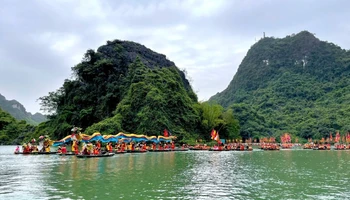 Lễ hội Tràng An là nơi giao thoa và kết nối các giá trị văn hóa đặc sắc của vùng đất cố đô, thể hiện nét văn hóa tín ngưỡng độc đáo của người dân Ninh Bình.