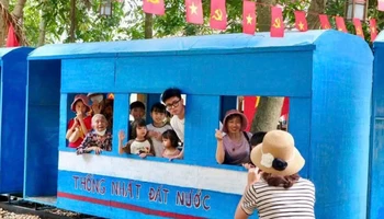 Du khách thích thú với các hoạt động trải nghiệm tại Khu du lịch sinh thái Thung Nham, tỉnh Ninh Bình.