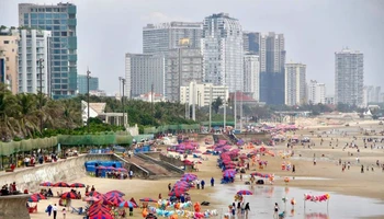Lượng khách du lịch năm nay tập trung tại Bãi Trước do dự án chỉnh trang trục đường Thùy Vân (Bãi Sau) đang trong giai đoạn thi công.