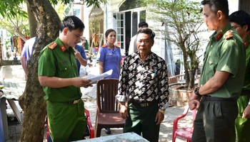 Cơ quan Cảnh sát điều tra Công an tỉnh đọc các quyết định khởi tố, bắt tạm giam đối với Trần Đình Toan (sinh năm 1958, trú tại phường Kim Dinh, thành phố Bà Rịa) về tội Lợi dụng các quyền tự do dân chủ xâm phạm lợi ích của Nhà nước, quyền, lợi ích hợp pháp của tổ chức, cá nhân quy định tại khoản 2 Điều 331 Bộ luật Hình sự. 