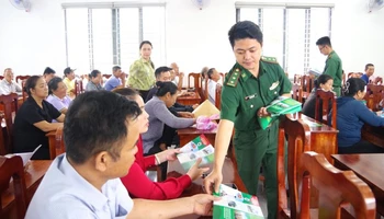 Lực lượng Bộ đội Biên phòng tỉnh Bà Rịa-Vũng Tàu cấp phát tờ gấp tuyên truyền pháp luật cho các cán bộ, nhân dân Xã Bông Trang. 