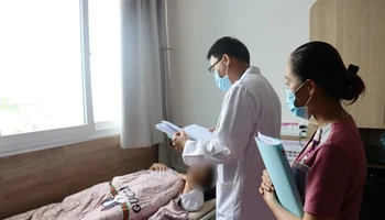 Các bác sĩ thăm khám chị S. hồi phục sau khi phẫu thuật