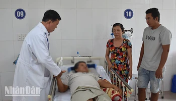 Bệnh nhân M. được các bác sĩ điều trị tích cực đã qua cơn nguy hiểm.