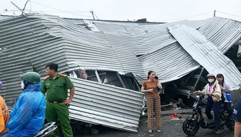 Lốc xoáy gây thiệt hại nhiều nhà dân tại thị xã Ngã Năm (Sóc Trăng).