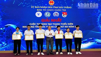 Ban tổ chức trao giải Nhất cuộc thi.