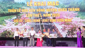 Tặng tranh kèn hồng tri ân các cá nhân gây dựng đường hoa.