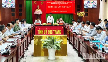Bí thư Tỉnh ủy Sóc Trăng Lâm Văn Mẫn phát biểu chỉ đạo phiên họp.