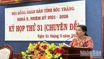 Chủ tịch Hội đồng nhân dân tỉnh Sóc Trăng Hồ Thị Cẩm Đào phát biểu tại kỳ họp.