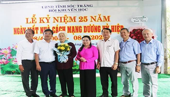 Lãnh đạo tỉnh Sóc Trăng và các nhà tại trợ Quỹ học bổng Dương Kỳ Hiệp.