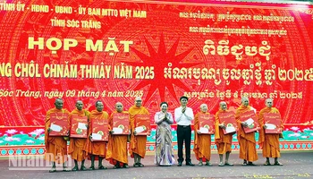 Tặng quà cho các sư sãi trong buổi họp mặt.