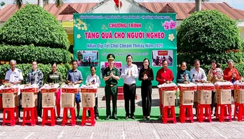Tặng quà cho các hộ gia đình có hoàn cảnh khó khăn tại chương trình.