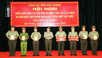 Đại tá Trần Văn Dương - Giám đốc Công an tỉnh Sóc Trăng trao thưởng cho các tập thể, cá nhân.