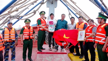 Tuần tra kiểm soát kết hợp tặng tủ thuốc Biên phòng, ảnh Bác Hồ, cờ Tổ quốc và phao cứu sinh cho chủ tàu cá.