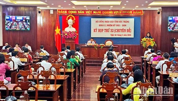 Hội đồng nhân dân tỉnh Sóc Trăng xem xét thông qua Nghị quyết.