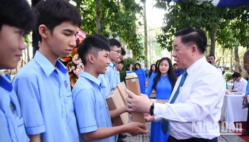 Đồng chí Nguyễn Trọng Nghĩa, Ủy viên Bộ Chính trị, Bí thư Trung ương Đảng, Trưởng Ban Tuyên giáo Trung ương trao học bổng cho học sinh, sinh viên Trường cao đẳng công nghệ quốc tế Lilama2.
