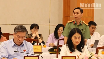 Đại tá Trần Tiến Đạt, Phó Giám đốc Công an tỉnh Đồng Nai, báo cáo về tình hình an ninh trật tự quý I/2025.