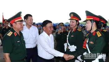 Thường trực Ban Bí thư Trần Cẩm Tú động viên lực lượng tham gia diễu binh đang luyện tập tại Đồng Nai.