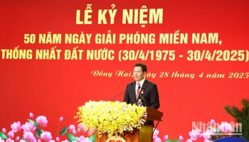 Đồng chí Vũ Hồng Văn, Bí thư Tỉnh ủy, Trưởng Đoàn đại biểu Quốc hội tỉnh Đồng Nai đọc diễn văn tại Lễ kỷ niệm.