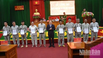 Phó Chánh án Tòa án nhân dân Tối cao Nguyễn Quốc Đoàn trao giấy chứng nhận đặc xá cho các phạm nhân.