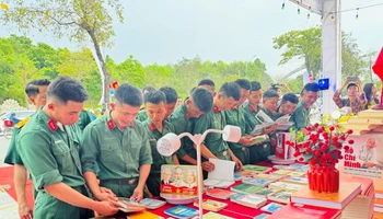 Đông đảo học sinh, đoàn viên thanh niên và người dân tham gia Lễ phát động và tham quan các gian trưng bày sách.