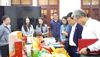 Thành viên Hội đồng đánh giá, phân hạng và tổ giúp việc xem trưng bày các sản phẩm tham gia phân hạng OCOP 4 sao, 5 sao tỉnh Quảng Bình.
