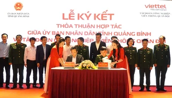 Đại diện lãnh đạo Ủy ban nhân dân tỉnh Quảng Bình và Viettel ký biên bản thỏa thuận hợp tác trong chuyển đổi số.