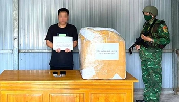 Đối tượng và tang vật bị bắt giữ. (Ảnh: Bộ đội Biên phòng Quảng Bình)