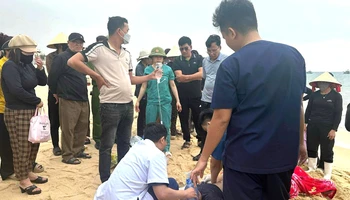 Nạn nhân được cấp cứu trên bãi biển nhưng không qua khỏi.