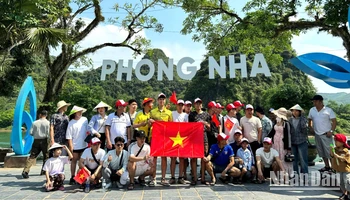 Du khách chụp ảnh lưu niệm trước khi xuống thuyền tham quan động Phong Nha và động Tiên Sơn.