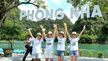 Khách du lịch tham quan động Phong Nha.