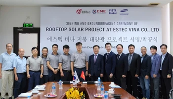 Đại diện CME Solar, CME-Vista và Estec Vina thống nhất triển khai dự án năng lượng mặt trời áp mái tại nhà máy Estec Vina.