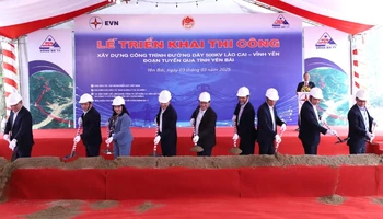 Các đại biểu thực hiện nghi thức triển khai thi công đường dây 500KV Lào Cai-Vĩnh Yên, đoạn tuyến qua tỉnh Yên Bái.