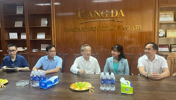 Đồng chí Trần Kiến Văn, Tổng Biên tập Nhân Dân nhật báo, trao đổi cùng đồng chí Nguyễn Thị Xuân Hương, Trưởng Ban Tuyên giáo và Dân vận Tỉnh ủy Tây Ninh.